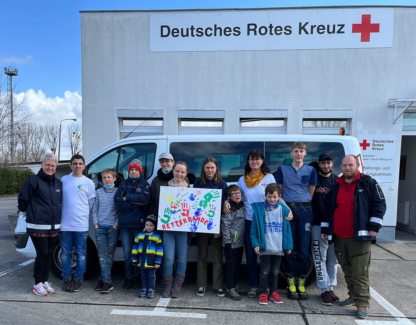 Die „Retterbande“ Potsdam vor dem Erste-Hilfe-Schulungs- und Ausbildungszentrum des Kreisverbands in Potsdam.
